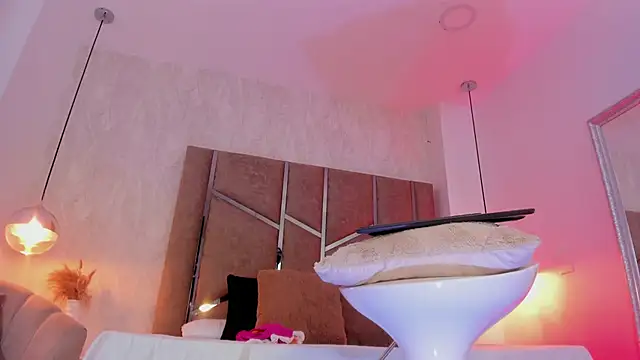 Martinaa Jones  online show from 04/15/26, 12:56