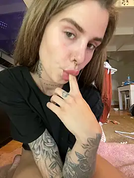 Snapshot of EmiliaCatalina chatting on 12/14/24, 07:46 EmiliaCatalina online show from 12/14/24, 07:46
