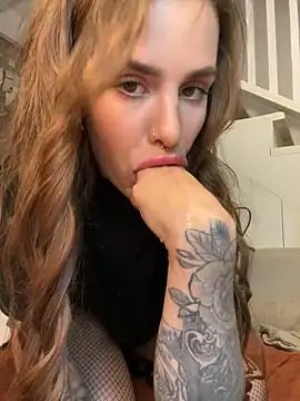 Snapshot of EmiliaCatalina chatting on 12/20/24, 10:00 EmiliaCatalina online show from 12/20/24, 10:00