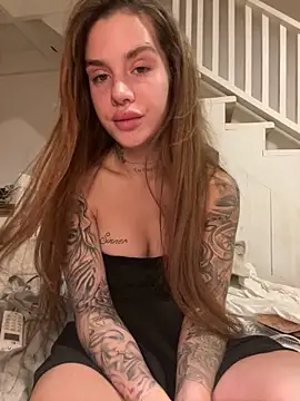 Snapshot of EmiliaCatalina chatting on 03/04/25, 11:00 EmiliaCatalina online show from 03/04/25, 11:00