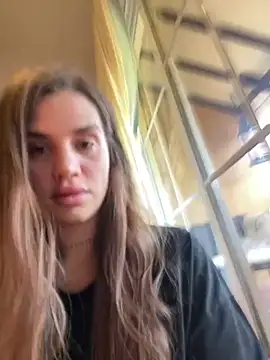 Snapshot of EmiliaCatalina chatting on 03/07/25, 09:27 EmiliaCatalina online show from 03/07/25, 09:27