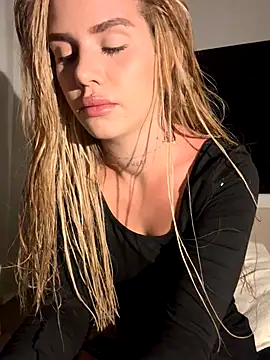 Snapshot of EmiliaCatalina chatting on 09/13/25, 01:27 EmiliaCatalina online show from 09/13/25, 01:27