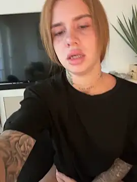 Snapshot of EmiliaCatalina chatting on 09/14/25, 07:24 EmiliaCatalina online show from 09/14/25, 07:24