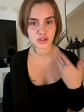 Snapshot of EmiliaCatalina chatting on 09/15/25, 09:48 EmiliaCatalina online show from 09/15/25, 09:48