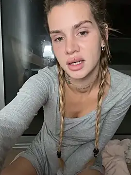 EmiliaCatalina online show from 11/15/25, 10:37