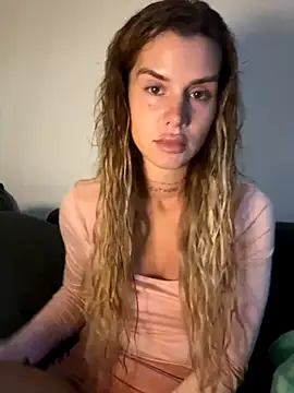 EmiliaCatalina online show from 01/05/26, 11:30