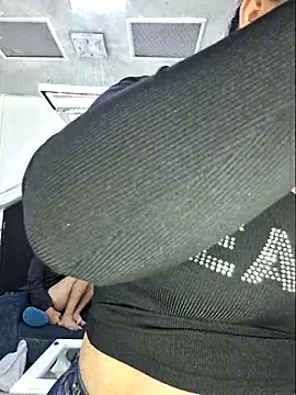 Snapshot of laura_bassi chatting on 02/22/26, 04:24 laura bassi online show from 02/22/26, 04:24