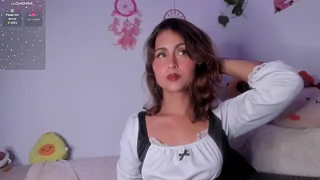 Snapshot of Violette-Ramirez01 chatting on 12/21/25, 01:02 Violette-Ramirez01 online show from 12/21/25, 01:02