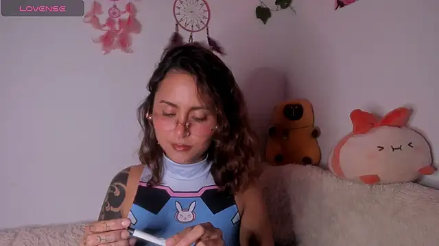 Snapshot of Violette-Ramirez01 chatting on 02/12/26, 12:27 Violette-Ramirez01 online show from 02/12/26, 12:27