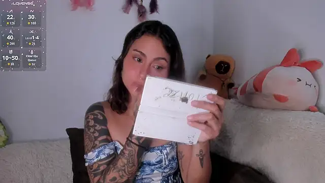 Snapshot of Violette-Ramirez01 chatting on 02/18/26, 09:00 Violette-Ramirez01 online show from 02/18/26, 09:00