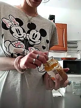 LauraBaby online show from 09/29/25, 12:10