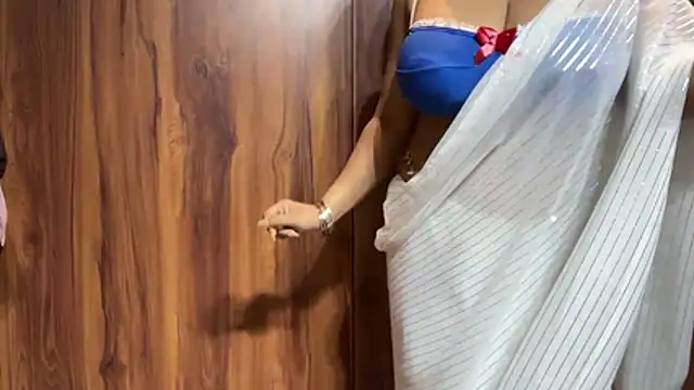 julie 08 online show from 04/28/26, 06:13