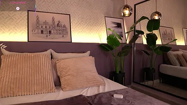 Snapshot of ElleDiane chatting on 09/09/25, 10:42 ElleDiane online show from 09/09/25, 10:42