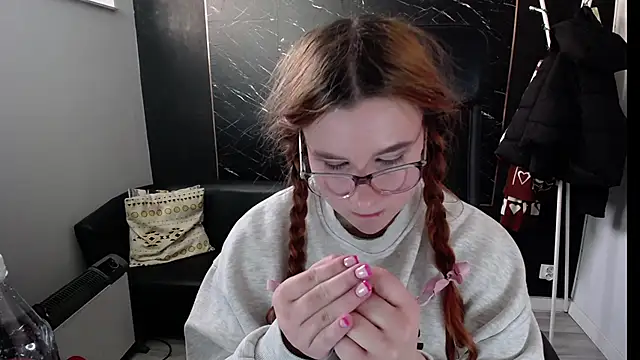 littleviki7 online show from 02/13/25, 07:35