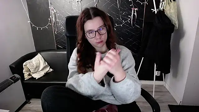 littleviki7 online show from 12/16/25, 07:02