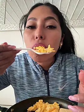 emmyjhonson07 online show from 04/21/26, 12:11