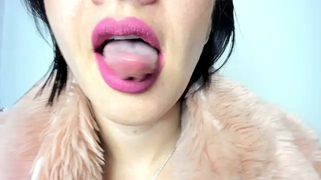 Snapshot of queen_fetish chatting on 12/17/24, 10:34 queen fetish online show from 12/17/24, 10:34