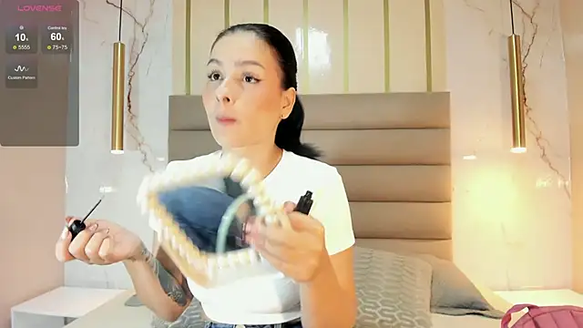 Snapshot of AnneDixie chatting on 09/14/25, 03:05 AnneDixie online show from 09/14/25, 03:05