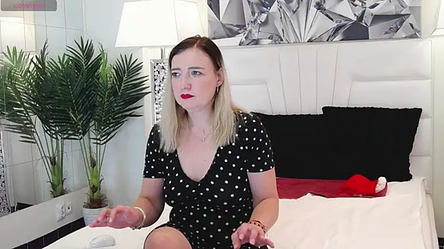 Snapshot of BarbieeAnn chatting on 12/16/24, 11:44 BarbieeAnn online show from 12/16/24, 11:44