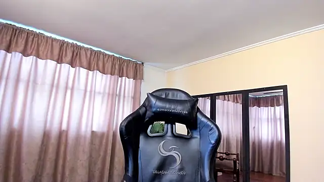 maylin yung online show from 11/17/25, 12:22