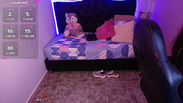 Snapshot of julieth_love_ chatting on 11/17/25, 01:28 julieth love online show from 11/17/25, 01:28