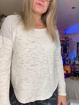 Snapshot of TrenaAnne chatting on 02/18/25, 12:26 TrenaAnne online show from 02/18/25, 12:26