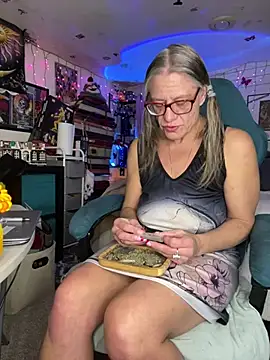 Snapshot of TrenaAnne chatting on 02/19/25, 05:49 TrenaAnne online show from 02/19/25, 05:49