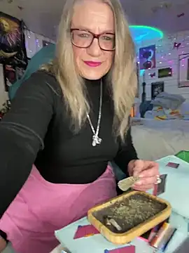 Snapshot of TrenaAnne chatting on 02/26/25, 08:22 TrenaAnne online show from 02/26/25, 08:22