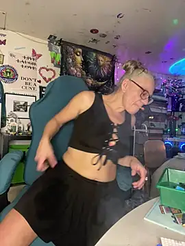 Snapshot of TrenaAnne chatting on 02/27/25, 05:36 TrenaAnne online show from 02/27/25, 05:36