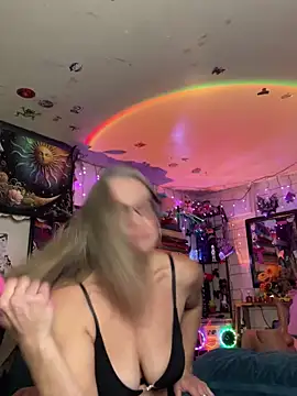 Snapshot of TrenaAnne chatting on 03/03/25, 06:33 TrenaAnne online show from 03/03/25, 06:33