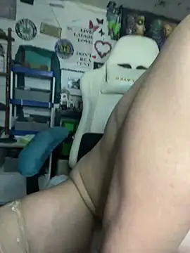 Snapshot of TrenaAnne chatting on 03/06/25, 11:31 TrenaAnne online show from 03/06/25, 11:31