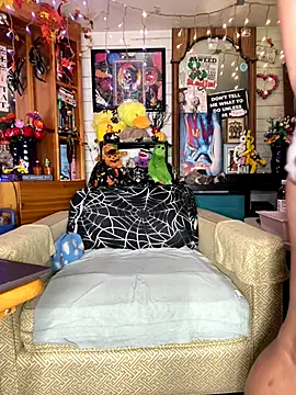 Snapshot of TrenaAnne chatting on 10/12/25, 09:25 TrenaAnne online show from 10/12/25, 09:25