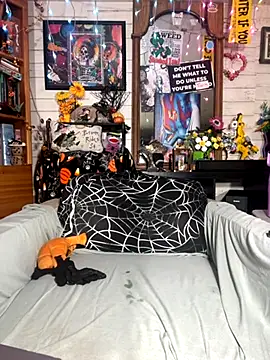 Snapshot of TrenaAnne chatting on 10/20/25, 02:50 TrenaAnne online show from 10/20/25, 02:50