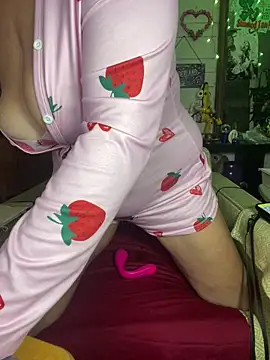 Snapshot of TrenaAnne chatting on 11/05/25, 04:18 TrenaAnne online show from 11/05/25, 04:18