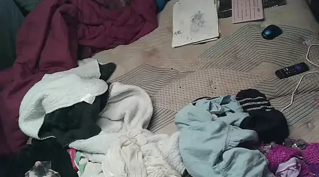 Snapshot of cdressupdiva chatting on 12/31/24, 04:04 cdressupdiva online show from 12/31/24, 04:04