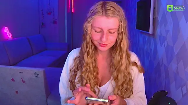 Snapshot of AmaliaQueen chatting on 09/27/25, 02:44 AmaliaQueen online show from 09/27/25, 02:44