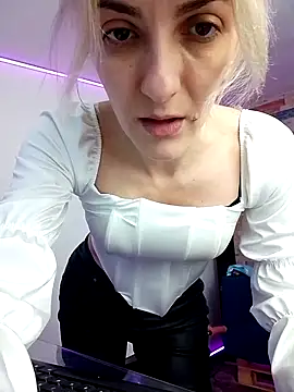 Snapshot of RileyLanna chatting on 10/10/25, 02:54 RileyLanna online show from 10/10/25, 02:54