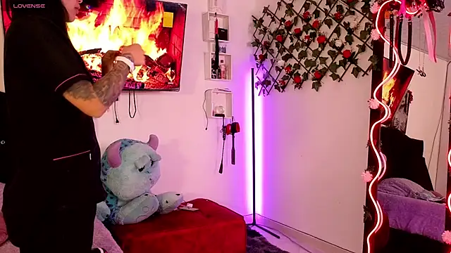 Alaia Asuka online show from 09/27/25, 12:48