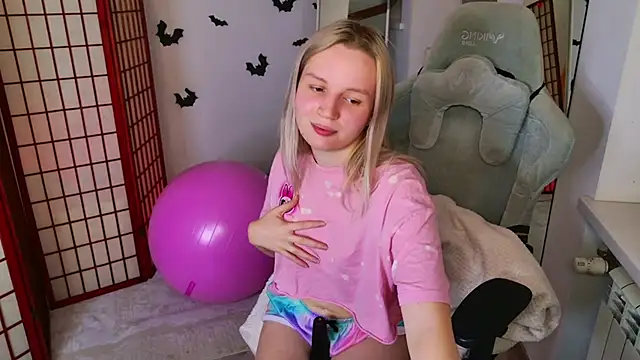 Beatrica Klein online show from 11/02/25, 02:08