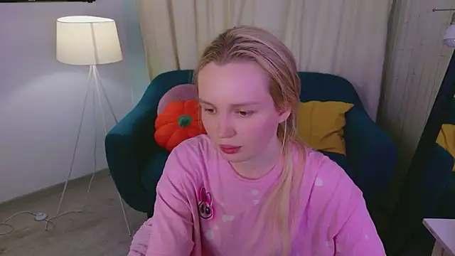 Snapshot of Beatrica_Klein chatting on 06/16/26, 03:58 Beatrica Klein online show from 06/16/26, 03:58