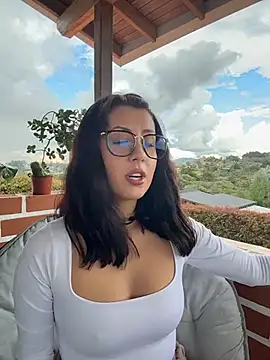 EmaSaenz online show from 10/09/25, 09:02