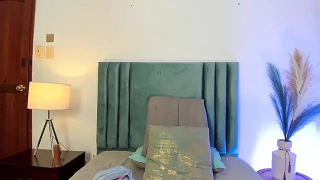 Emilywatsonn online show from 02/09/25, 02:18