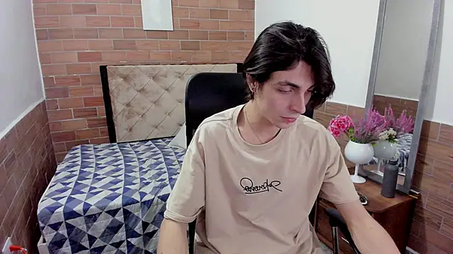 Snapshot of MIKE_HUNTER7 chatting on 12/04/24, 03:37 MIKE HUNTER7 online show from 12/04/24, 03:37