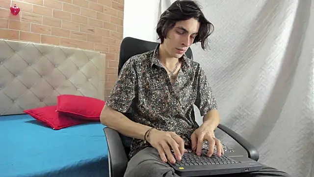 Snapshot of MIKE_HUNTER7 chatting on 02/05/25, 01:00 MIKE HUNTER7 online show from 02/05/25, 01:00