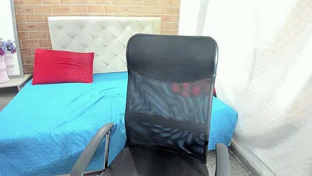 Snapshot of MIKE_HUNTER7 chatting on 02/07/25, 05:18 MIKE HUNTER7 online show from 02/07/25, 05:18