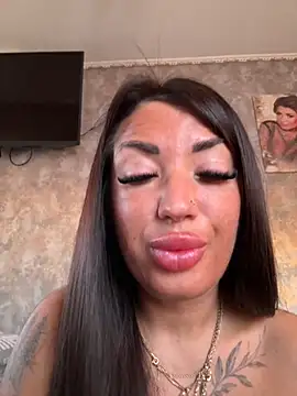 Snapshot of RuslanaXX chatting on 10/16/25, 01:17 RuslanaXX online show from 10/16/25, 01:17