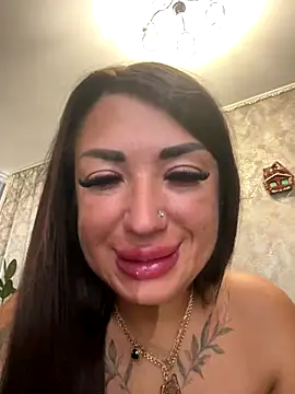 Snapshot of RuslanaXX chatting on 12/14/25, 03:23 RuslanaXX online show from 12/14/25, 03:23