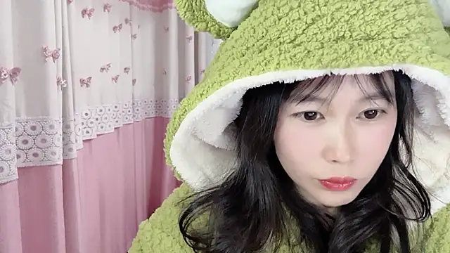 Snapshot of Shleybaby chatting on 12/15/24, 02:05 Shleybaby online show from 12/15/24, 02:05