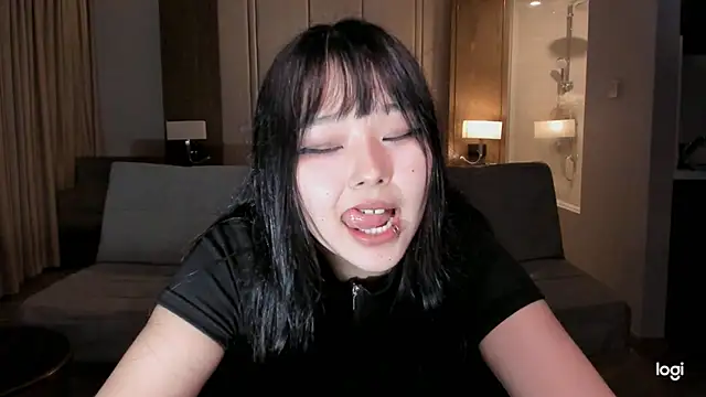 Snapshot of hee_young11 chatting on 03/13/25, 12:35 hee young11 online show from 03/13/25, 12:35