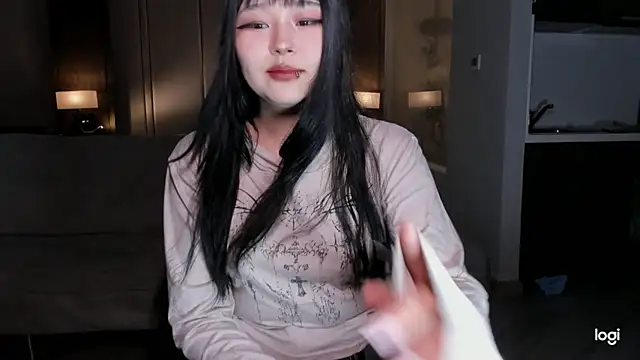 Snapshot of hee_young11 chatting on 03/15/25, 01:29 hee young11 online show from 03/15/25, 01:29